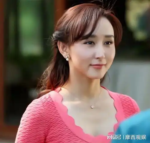 与向佐视频的女孩被扒长相酷似演员胡静,经常发视频炫富秀身材