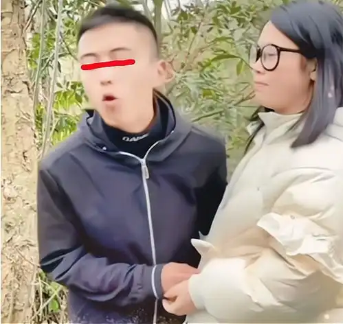 这是多嫌弃男子亲吻女友后反胃,当场呕吐一地,女友满脸羞愤