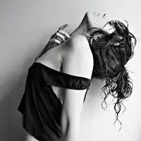 qq超拽头像女生黑白敏感的人大多都不幸福因为太在乎