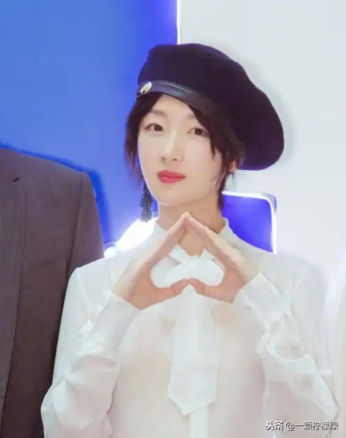 女生白色简约头像打结