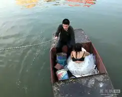 安徽一穿婚纱女子落水