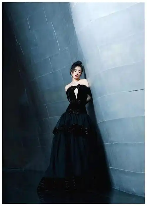 杨幂不再强凹少女感,穿黑裙配同色手套,高级优雅有34岁的样子