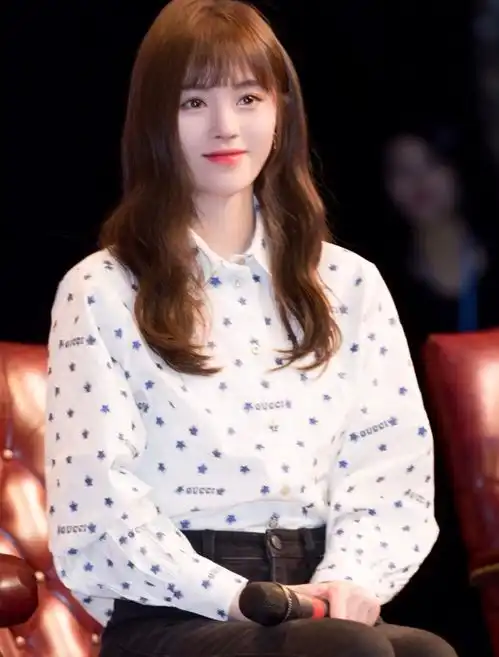 鞠婧祎不愧是天然脸女子,穿jk制服露面,这不是高中生