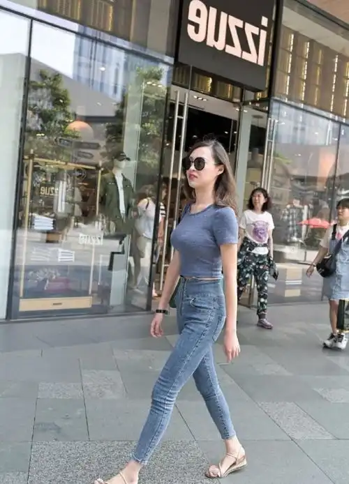 美女穿墨绿色磨砂大衣,潇洒帅气潮流又好看,气质十足