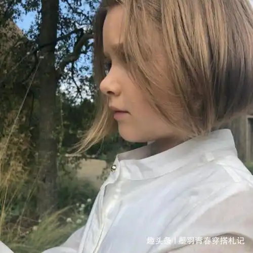 小七剪bob头回颜值巅峰,筒靴修身裤帅气似女骑士,侧颜太像贝嫂