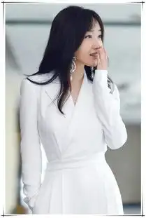 不扮少女的杨钰莹果然更美了,一袭白色连体裤,成熟知性霸气侧漏