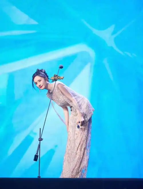 杨幂吴亦凡李现台下玩小鲨鱼,被咬手偷乐如小女生,明星也开小差