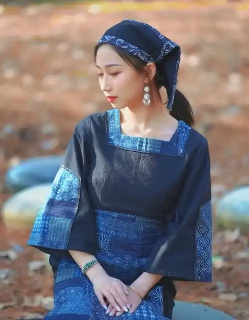 美不美难得一见的少数民族服饰,95后女孩演绎国风之美