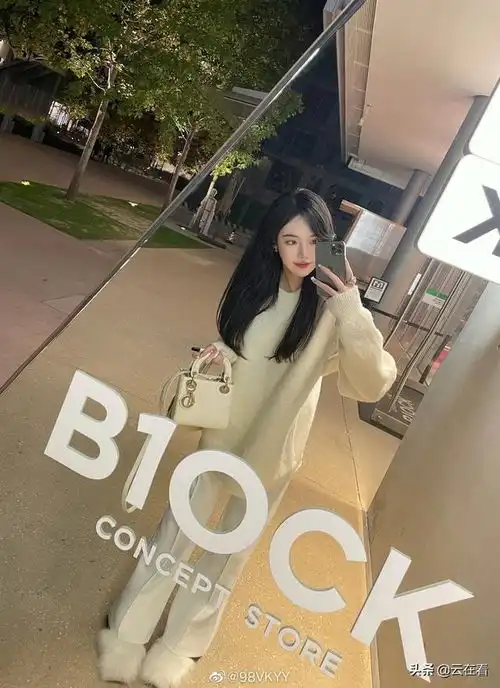 网红美女带着男友和闺蜜聚会,好漂亮
