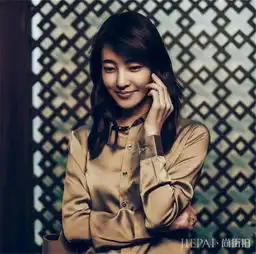 女人味十足的真丝衬衫,戚薇和李宣美穿同款,你pick谁