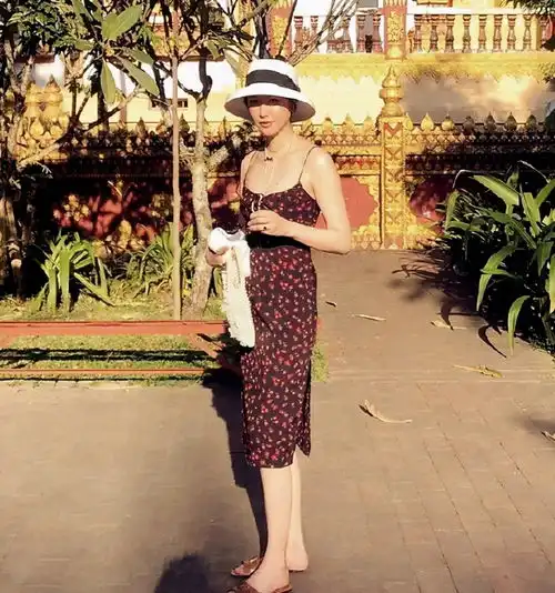 和王菲离婚后,李亚鹏小16岁女友近照曝光,酷似王菲,身材超好