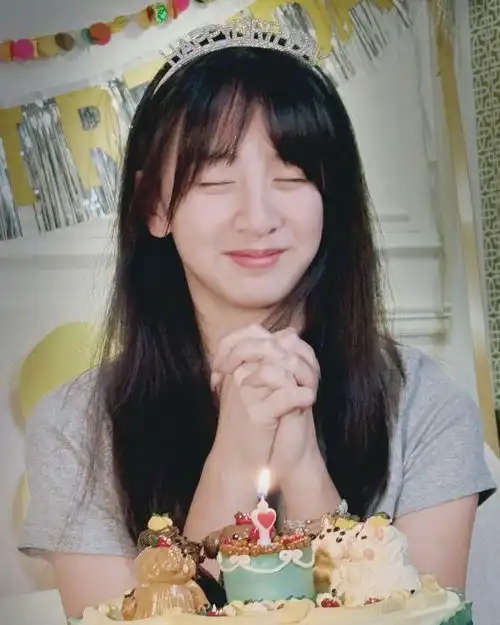 田亮17岁女儿生日照曝光,下巴后缩矫正有效果了