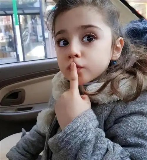 4岁成全球最美女孩,8岁因太美使父亲辞职贴身保护,她后来如何