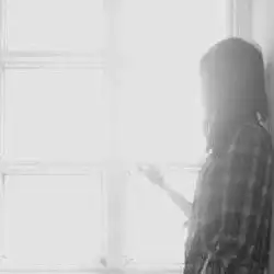 女生白色简约头像简洁