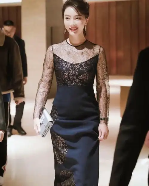 如何把碎花裙穿出秋日氛围感看陈数就知道,这样选简单还显气质