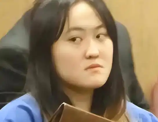 她拿烟头烫同学,逼吃头发,法庭上喊话快点判,我下个月过生日呢