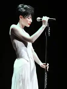 王菲低调现身香港与谢霆锋相聚一天半,复合四年的两人依旧恩爱