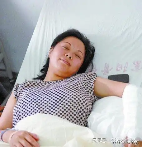 2011年,杭州吴菊萍徒手接坠楼女童,如今女孩长大有两个亲妈疼爱