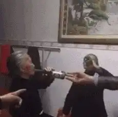 幽默一笑女汉子的威力真不是盖的,一脚把男子踢飞了