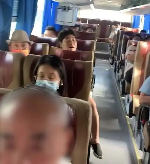 浙江一女子晕车提前买前排座,却被老人霸占,要求让座遭语言围攻