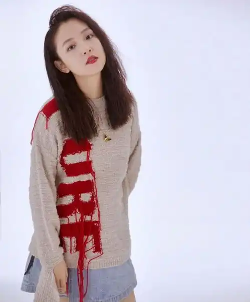 女生怎么穿出清新甜美气质学吴倩卫衣配条纹半裙,森女范儿十足