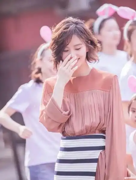 被32岁的刘诗诗穿雪纺衫惊艳到了今夏必备4条雪纺仙女搭配