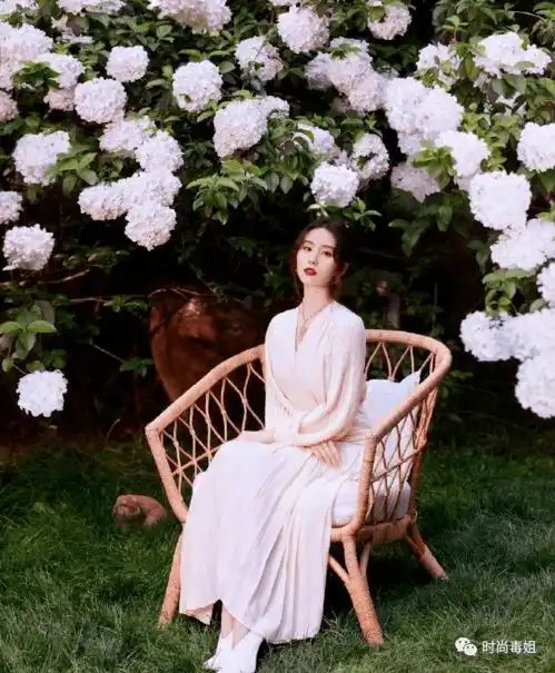 刘诗诗又一次展现气质,拍大片只露背影,网友就看出她幸不幸福