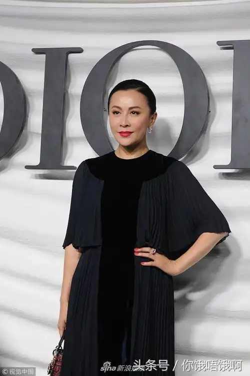 众多女明星出席迪奥的活动baby修图前后无差别景甜修图前有点胖
