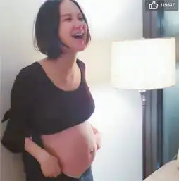 张歆艺顺利产子,晒宝宝全身照,衣服上的英文亮了