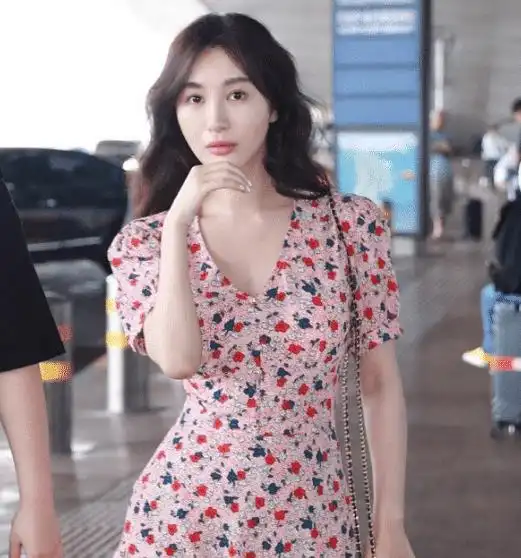 不愧是黄晓明曾经的女人,穿油画风碎花裙,竟被baby还要嫩