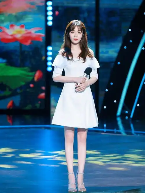 不止演技一流,时尚感也超强,高冷女神王晓晨的穿搭也很适合你