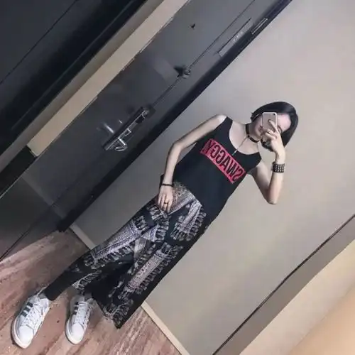 女生晚上街拍怎么搭配做个酷酷的女孩如何