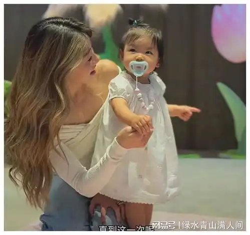 程晓玥女儿周岁宴,小姑娘手抓算盘女承母业亲妈承诺将事业做大