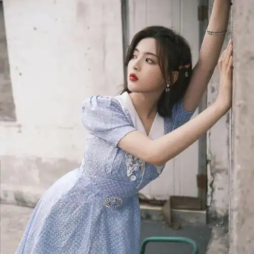 谁说穿丝袜才有女人味看杨超越穿短裙配儿童袜,照样很撩人