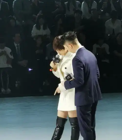 李宇春出席活动,穿白色套装搭黑色长靴,很美很有女人味