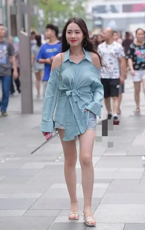 街拍美女小姐姐小清新又有少女感,美丽而且又精致的容貌