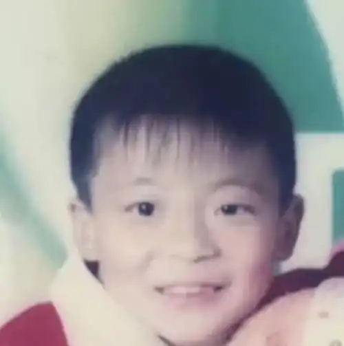 15岁男孩喜欢女装,腿比女生还美,正面照颜值同样超高