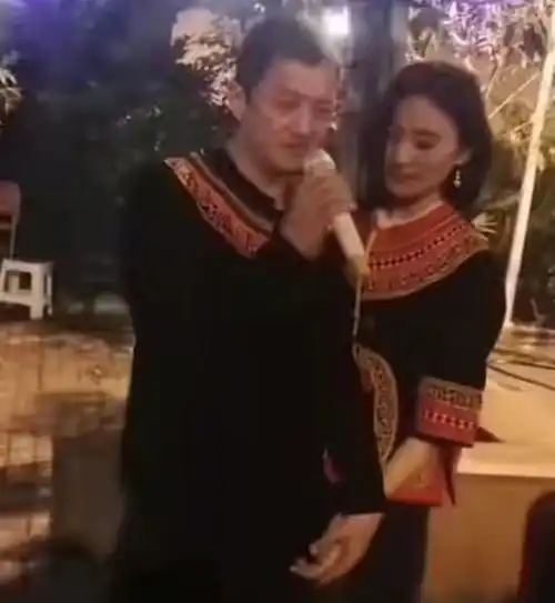 李亚鹏和小19岁超模女友,乡间骑摩托秀恩爱,女儿李嫣却在三亚