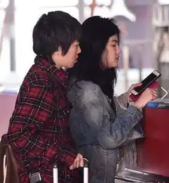 窦靖童和女友现身机场,举止暧昧女友长相好美,窦靖童很喜欢