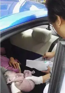 22岁女孩出租车产女脐带还没剪80后的哥上演生死时速3