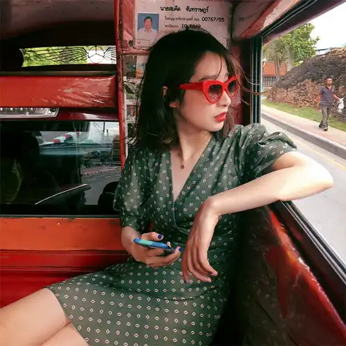 奔三奔四的女人,需要一件这样的连衣裙,复古格调更减龄