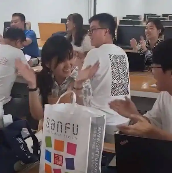 超一本线139陕西一女生哭着报喜父亲以为考砸,老师激动拍桌