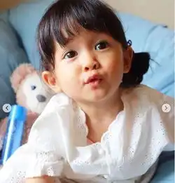 日本超萌吃货小女孩走红全网,明明可以靠可爱,却偏偏要搞怪