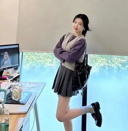 今秋流行的半身裙穿搭方法,优雅又气质,连背影都迷人