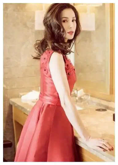 不老女神李若彤近照一袭v领红裙十分唯美,小龙女气质今犹在