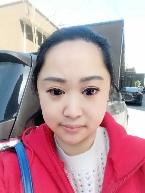这女孩子长得好看吗一般凑合不难看好看大眼睛眼睛大,皮肤雪白老好看皮肤不黑皮肤挺好的,会发痘
