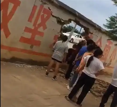 云南一驾校女学员开车穿墙而过,驾校操作失误所致