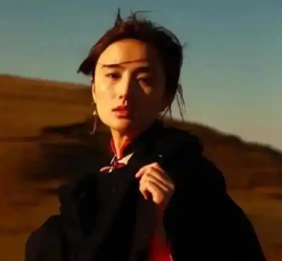 49岁李亚鹏近照,与美女十指相扣,一脸开心好似年轻10岁