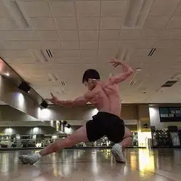 15岁亚裔天才健美男孩,一身肌肉走红全球,网友担忧他的身高发育