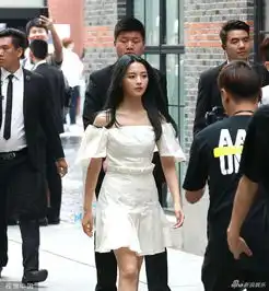 杨超越穿白裙小秀香肩